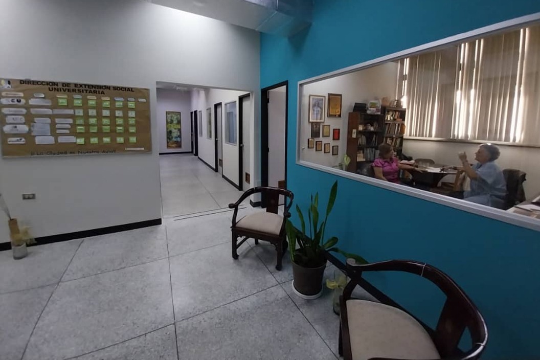 Modificación de espacios del Módulo de Aulas II como oficinas para la Dirección de Extensión Social Universitaria en UCAB Guayana