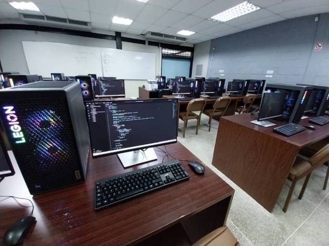 Actualización tecnológica Laboratorio de Base de Datos Ingeniería Informática y Comunicación Social (2024)